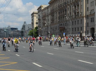  Bahçe halka etrafında Moskova Bisiklet binmek bisikletçiler.