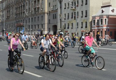  Bahçe halka etrafında Moskova Bisiklet binmek bisikletçiler.