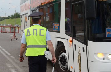  Yol polis devriye Müfettiş teftiş şehirlerarası yolcu otobüsü durdurdu.