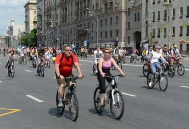   Bahçe halka etrafında Moskova Bisiklet binmek bisikletçiler.