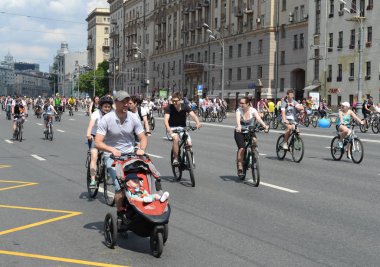   Bahçe halka etrafında Moskova Bisiklet binmek bisikletçiler.
