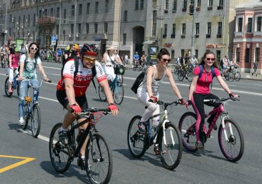   Bahçe halka etrafında Moskova Bisiklet binmek bisikletçiler.