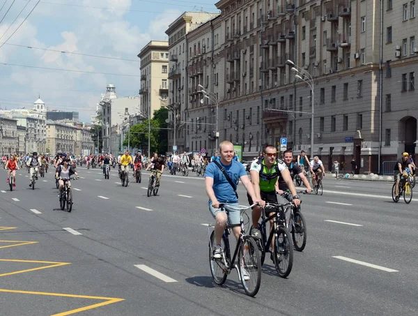 Cyclistes sur le vélo de Moscou autour de l'anneau de jardin . — Photo