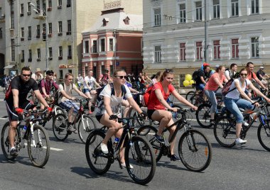  Bahçe halka etrafında Moskova Bisiklet binmek bisikletçiler.