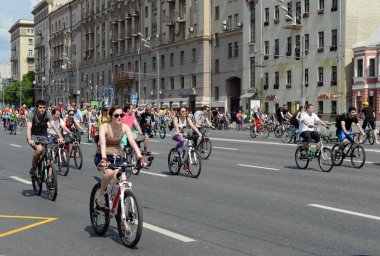  Bahçe halka etrafında Moskova Bisiklet binmek bisikletçiler.
