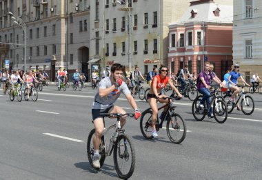  Bahçe halka etrafında Moskova Bisiklet binmek bisikletçiler.
