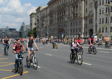  Bahçe halka etrafında Moskova Bisiklet binmek bisikletçiler.
