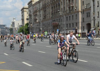  Bahçe halka etrafında Moskova Bisiklet binmek bisikletçiler.