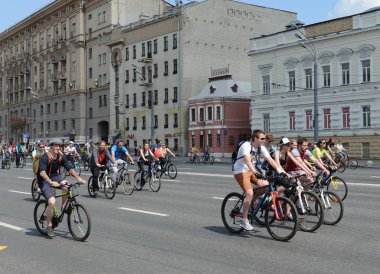  Bahçe halka etrafında Moskova Bisiklet binmek bisikletçiler.