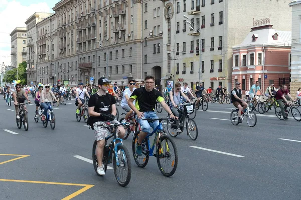 Rowerzystów, jeździć na rowerze Moskwa wokół Garden Ring. — Zdjęcie stockowe