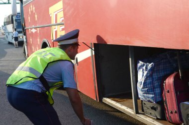  Yol polis devriye Müfettiş şehirlerarası yolcu otobüsü Bagaj bölmesinin denetler.