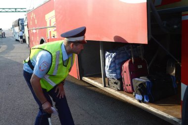 Yol polis devriye Müfettiş şehirlerarası yolcu otobüsü Bagaj bölmesinin denetler.