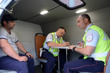  Müfettişler yol polis devriye hizmet trafik kurallarının ihlali bir protokolü yürütmek.
