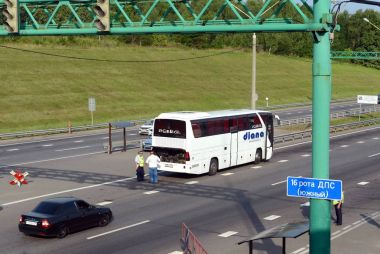  Yol polis devriye karakolunda şehirlerarası yolcu otobüsü kontrol.