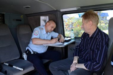  Trafik kurallarının ihlali bir raporda bir müfettiş yol polis devriye hizmet yapar.