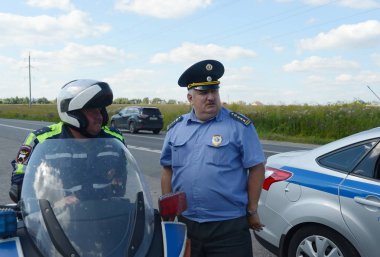 Mytishchi, Rusya - 12 Ağustos 2017: Müfettişleri yol polis devriye ve devletin teknik gözetim parça.