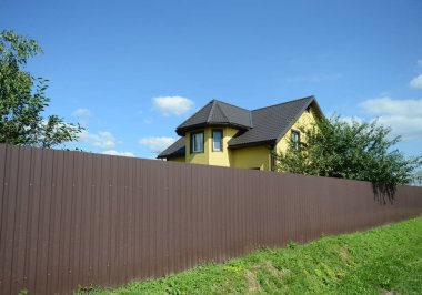 Mytishchi, Rusya - 12 Ağustos 2017: Banliyölerinde bir kır evi.