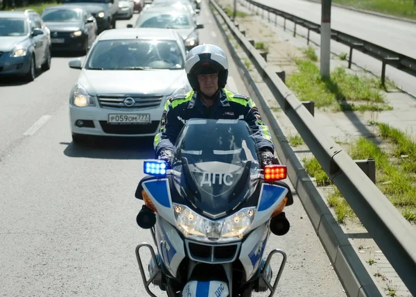 Inspektor einer motorisierten Einheit der Verkehrspolizeistreife auf der Strecke. — Stockfoto