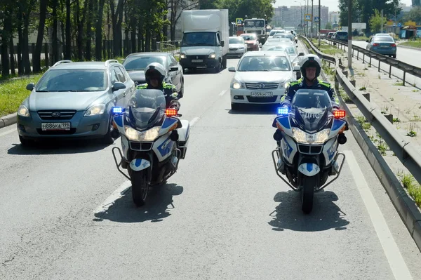 Kontrolleure einer motorisierten Einheit der Verkehrspolizei patrouillieren auf der Strecke. — Stockfoto