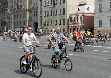  Bahçe halka etrafında Moskova Bisiklet binmek bisikletçiler.