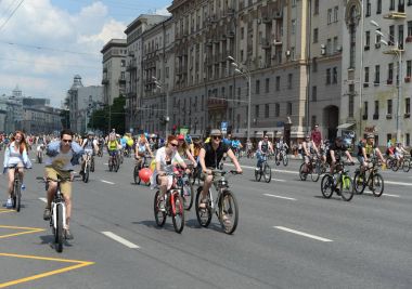  Bahçe halka etrafında Moskova Bisiklet binmek bisikletçiler.
