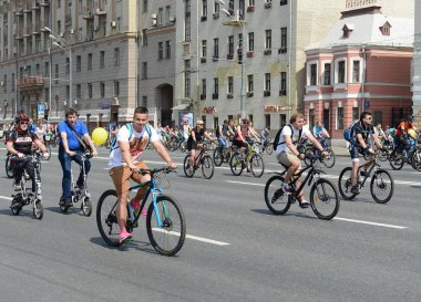  Bahçe halka etrafında Moskova Bisiklet binmek bisikletçiler.