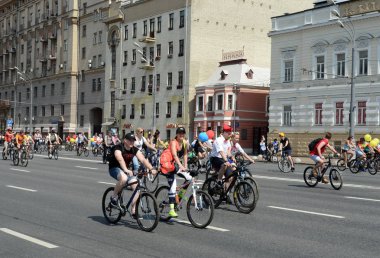  Bahçe halka etrafında Moskova Bisiklet binmek bisikletçiler.