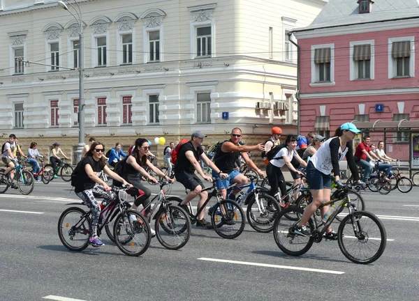 I ciclisti vanno in bicicletta a Mosca intorno al Garden Ring . — Foto Stock
