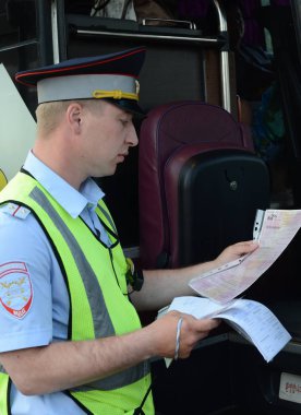  Yol polis devriye Müfettiş şehirlerarası yolcu otobüsü sürücü belgelerinden denetler.