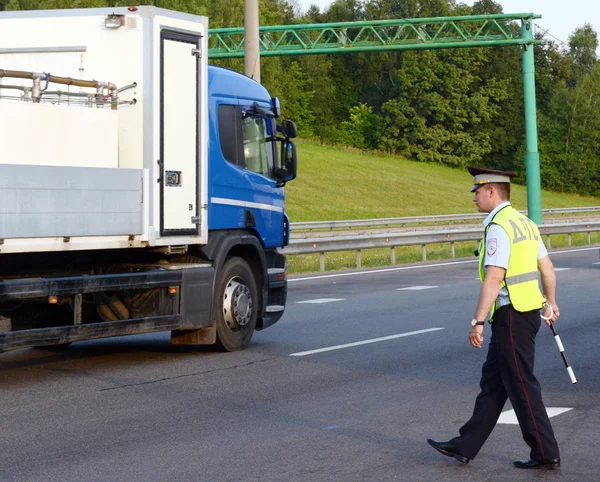 Inspektor policji drogowej patrol na drodze. — Zdjęcie stockowe