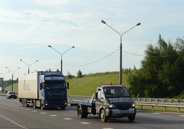 Lastbilar på motorvägen m-4 "Don" — Stockfoto