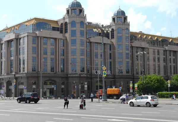 Obchod a obchodní centrum "Novinsky" na Sadový okruh. — Stock fotografie