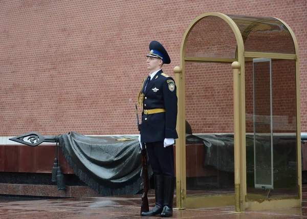 Garde d'honneur sur la tombe d'un soldat inconnu dans le jardin Alexander. Numéro de poste 1 . — Photo