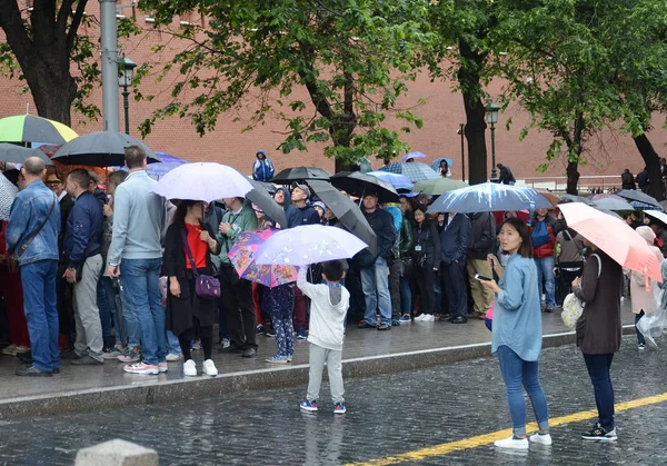 As pessoas estão na chuva na fila para o mausoléu de Vladimir Lenin . — Fotografia de Stock