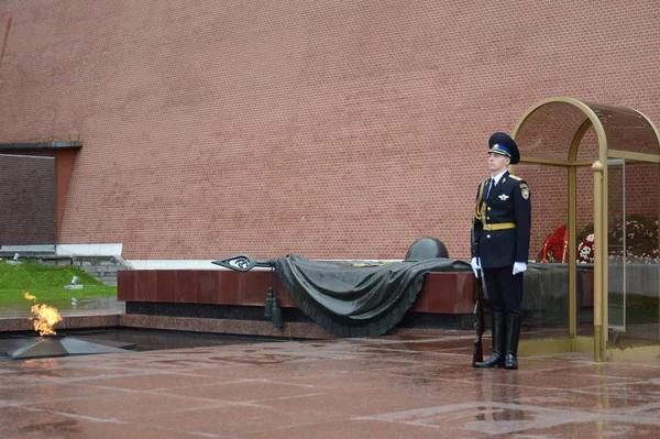 Hedra vakt vid graven av en okänd soldat i den Alexander Garden. Inlägg nummer 1. — Stockfoto