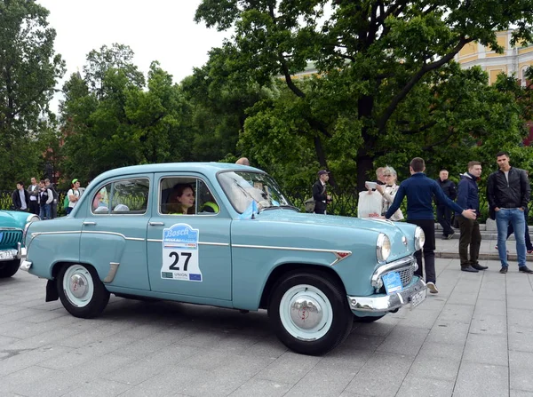 Coche soviético "Moskvich-403" para el rally de coches viejos en Moscú . — Foto de Stock