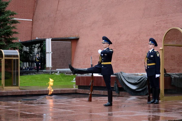 Смена почетного караула на могиле неизвестного солдата в Александровском саду . — стоковое фото