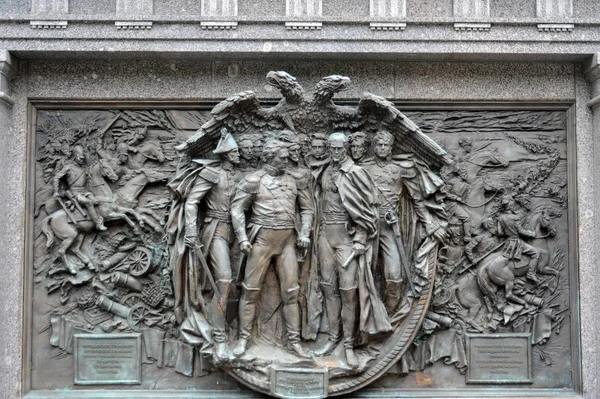 Baixo-relevo de bronze representando a Batalha de Borodino no monumento ao imperador Alexandre I no Jardim Alexandre do Kremlin de Moscou . — Fotografia de Stock