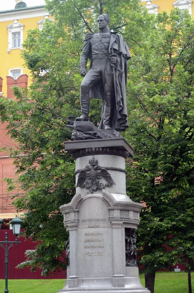 Monument till kejsar Alexander I i Alexanderträdgården över Kreml. — Stockfoto