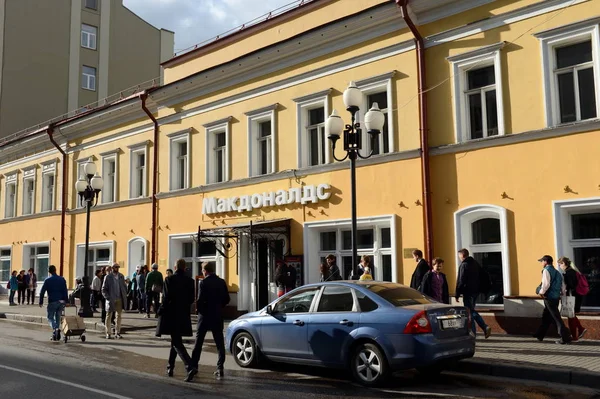 Restaurang McDonalds i den gamla Arbat i Moskva. — Stockfoto