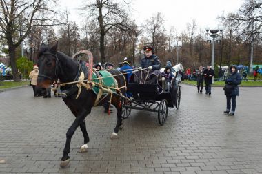  Bir polis Süvarisi çocuk Luzhniki Stadı nda bir spor Festivali sırasında biniyor.