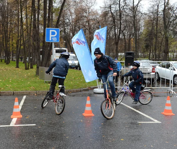 自転車の少年がスポーツ イベントで障害物の周り行く. — ストック写真