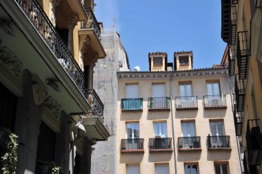 Madrid, İspanya - 2 Temmuz 2011: Konut Madrid'de bina.