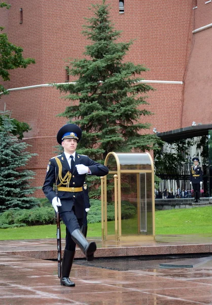 Wijziging van de erewacht bij het graf van een onbekende soldaat in het Alexander Garden. — Stockfoto