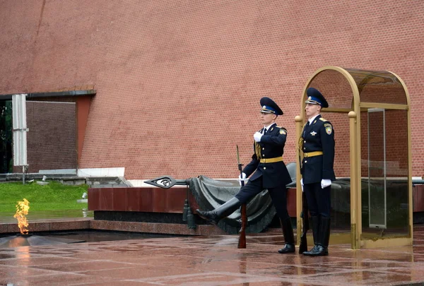 Cambio de guardia de honor en la tumba de un soldado desconocido en el Alexander Garden . — Foto de Stock