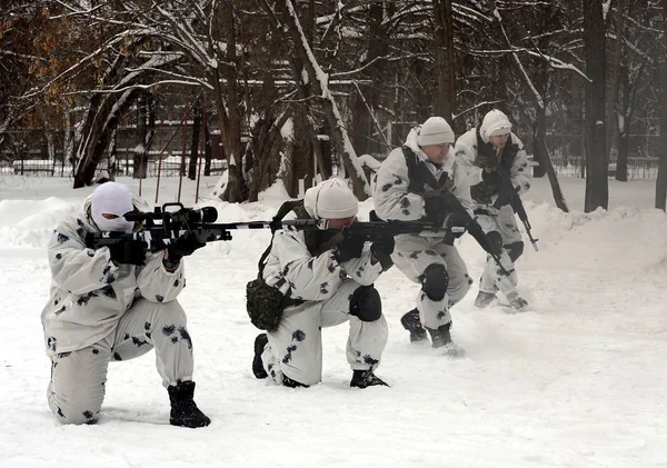 Os soldados do destacamento especial estão trabalhando em coordenação de combate na neutralização dos terroristas em condições de inverno . — Fotografia de Stock