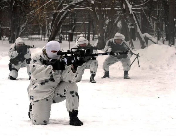 Soldaterna i den speciella lösgörande tränar bekämpa samordning i neutralizationen av terrorister under vinterförhållanden. — Stockfoto