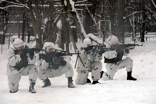 Die Soldaten der Spezialeinheit arbeiten an der Kampfkoordinierung bei der Neutralisierung von Terroristen bei winterlichen Bedingungen. — Stockfoto
