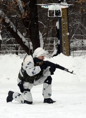  Bir özel amaçlı birim savaşçı mücadele koordinasyon teröristlerin kış koşullarında nötralize sırasında dışarı çalışır.