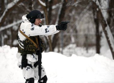  Bir özel amaçlı birim savaşçı mücadele koordinasyon teröristlerin kış koşullarında nötralize sırasında dışarı çalışır.